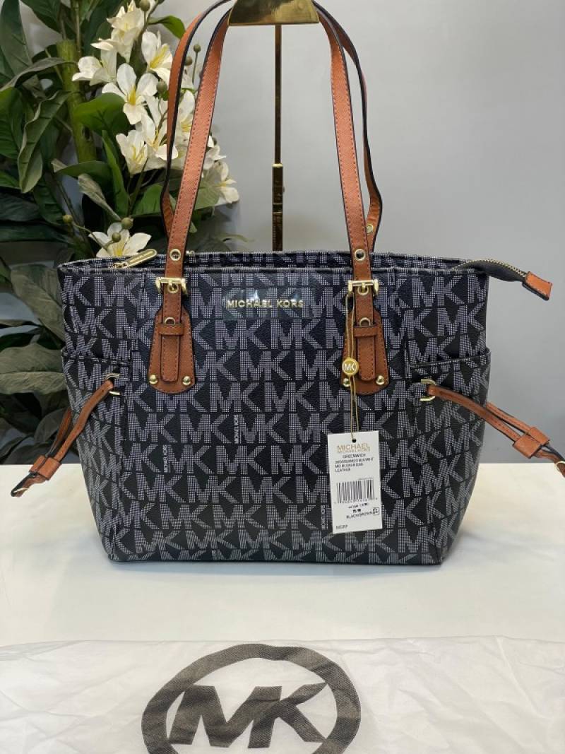 Michael Kors Voyager Tote Bag with Dust Bag (4616-black)