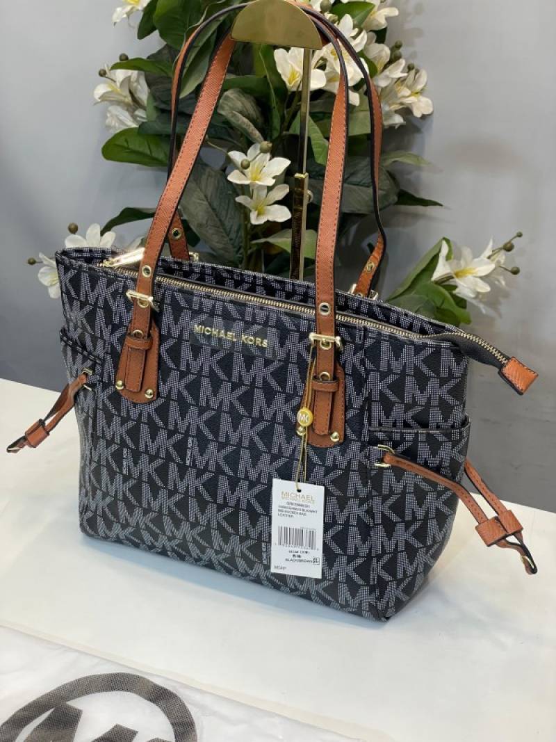 Michael Kors Voyager Tote Bag with Dust Bag (4616-black)