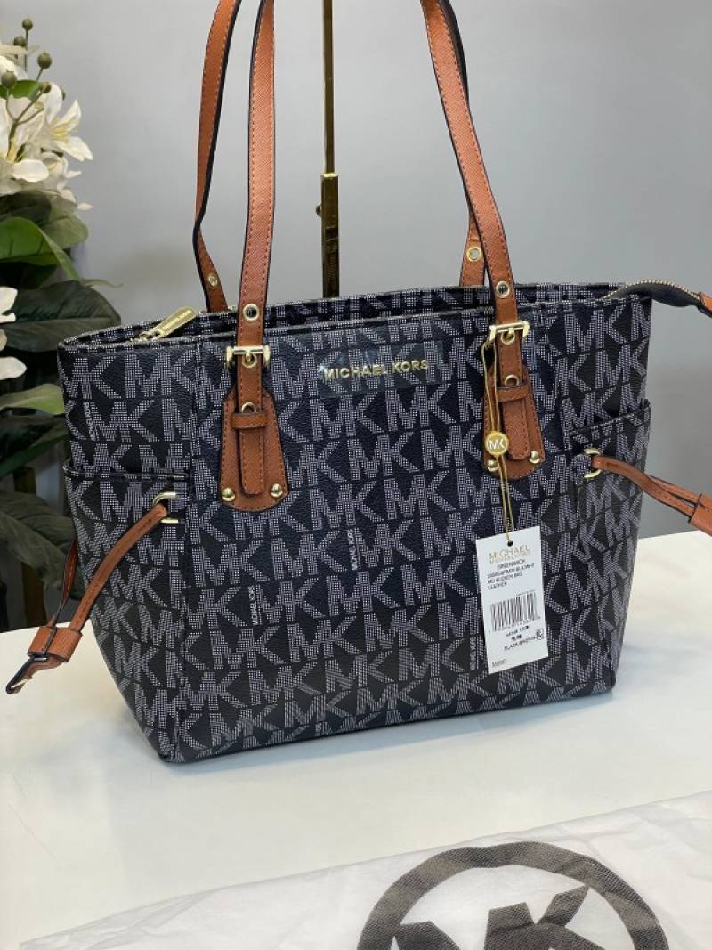 Michael Kors Voyager Tote Bag with Dust Bag (4616-black)