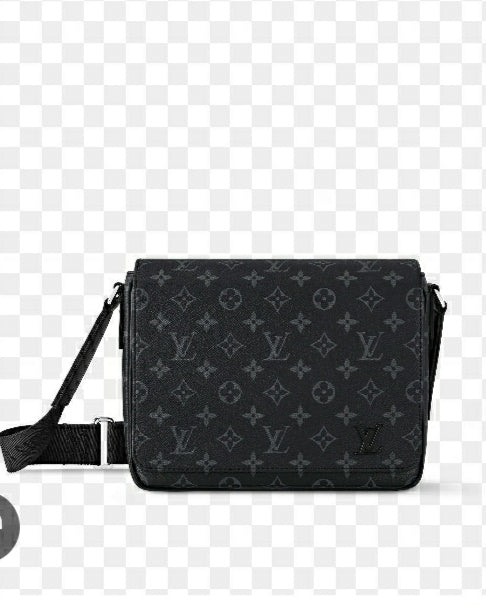 Louis Vuitton District PM